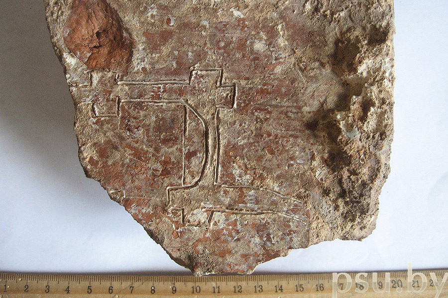 Фрагмент древнего кирпича – плинфы с  изображением плана  храма